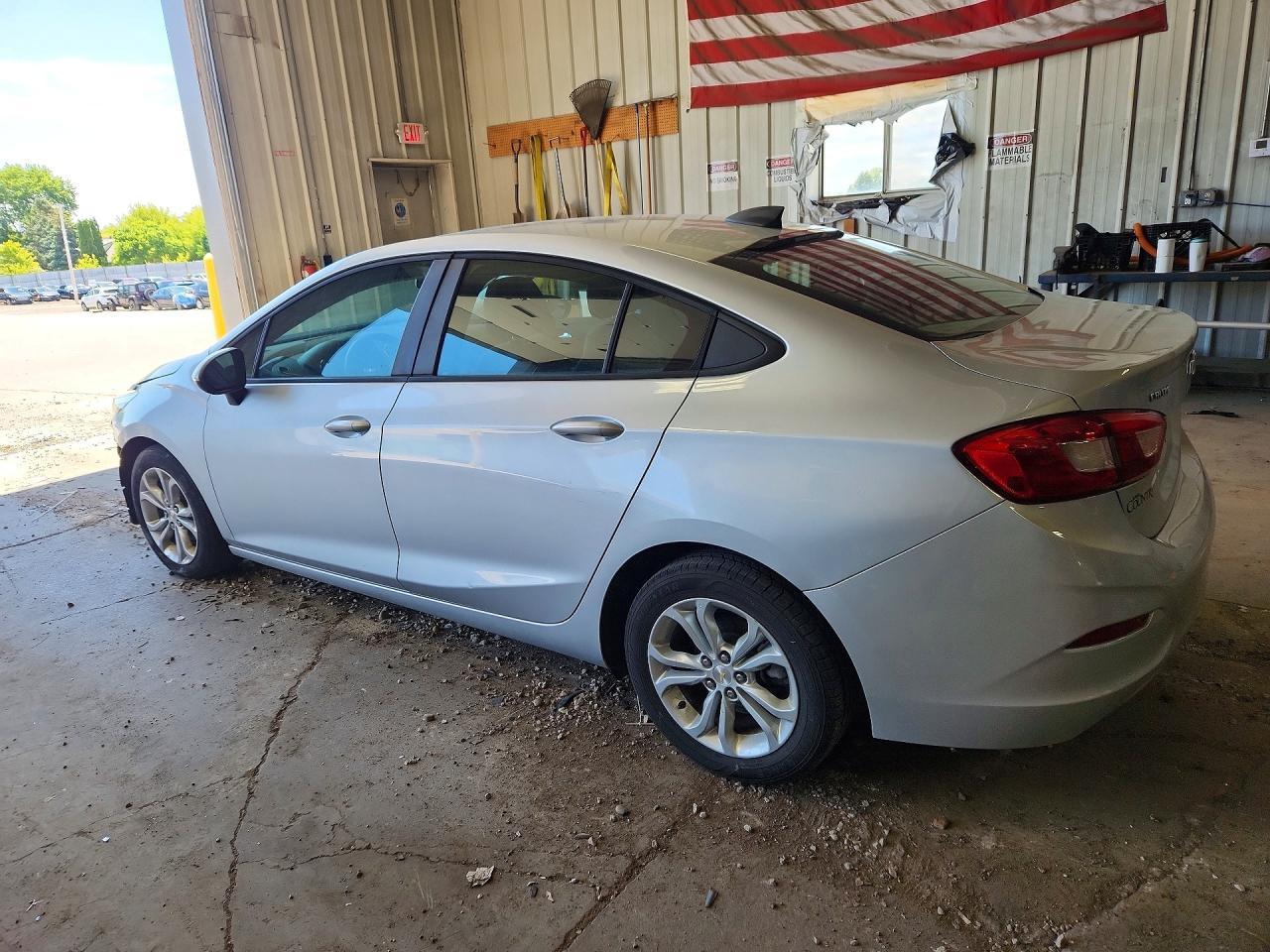 2019 Chevrolet Cruze - Фото 2