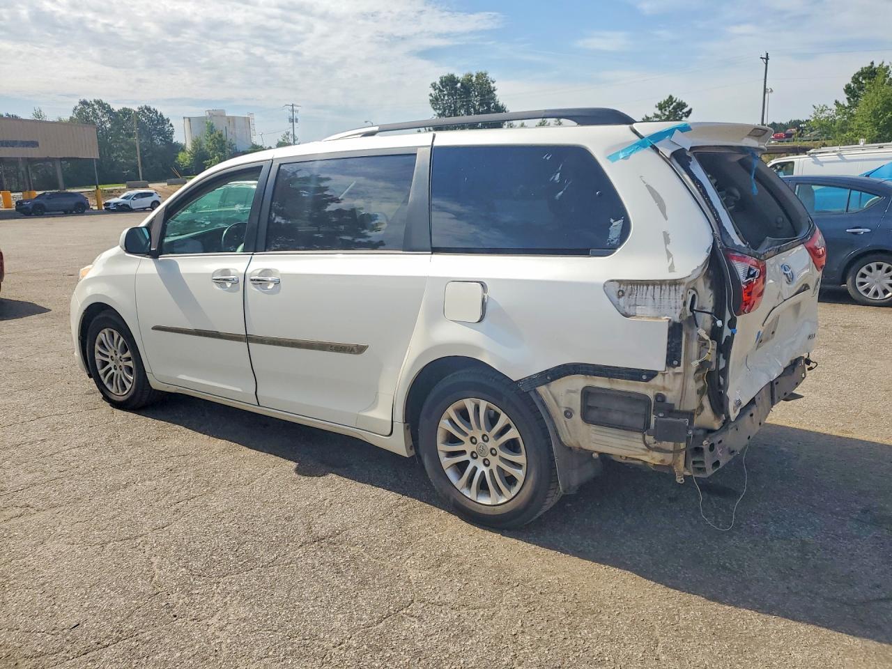 2017 Toyota Sienna Xle 8-Passenger - Фото 2