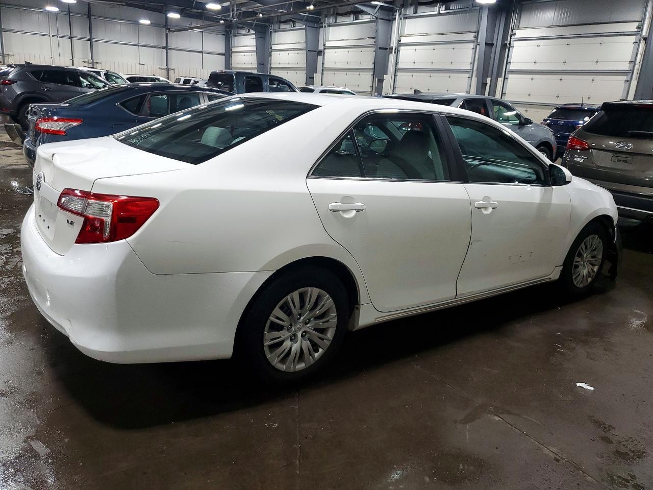 2014 Toyota Camry Le - Фото 3