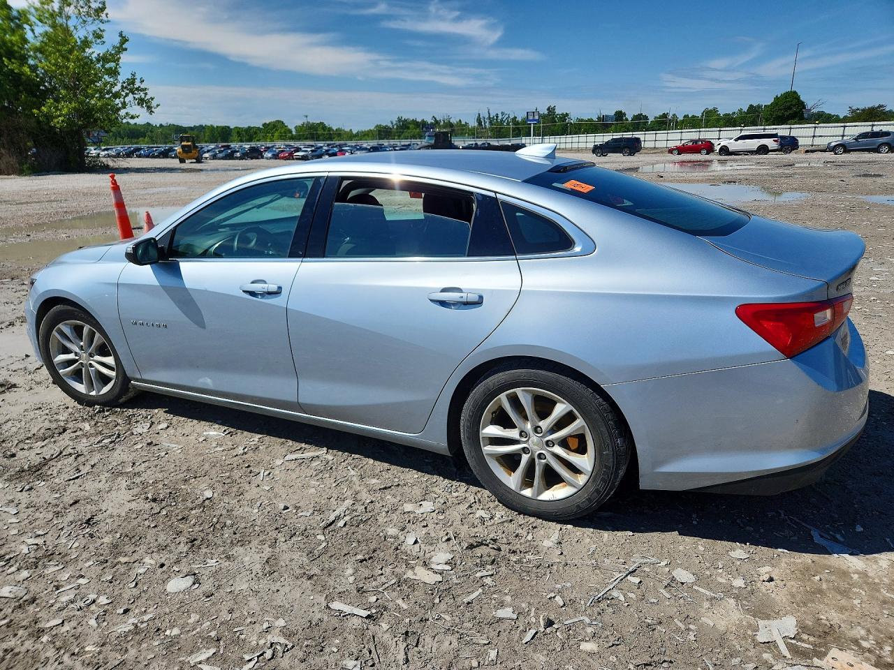 2017 Chevrolet Malibu Lt - Image 2