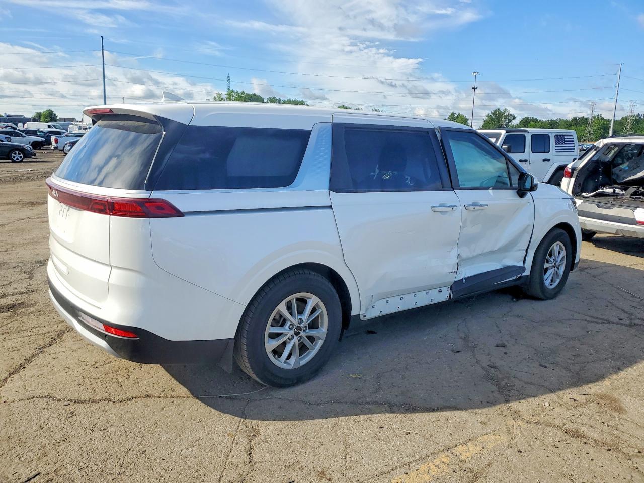 2024 Kia Carnival Lx - Image 3