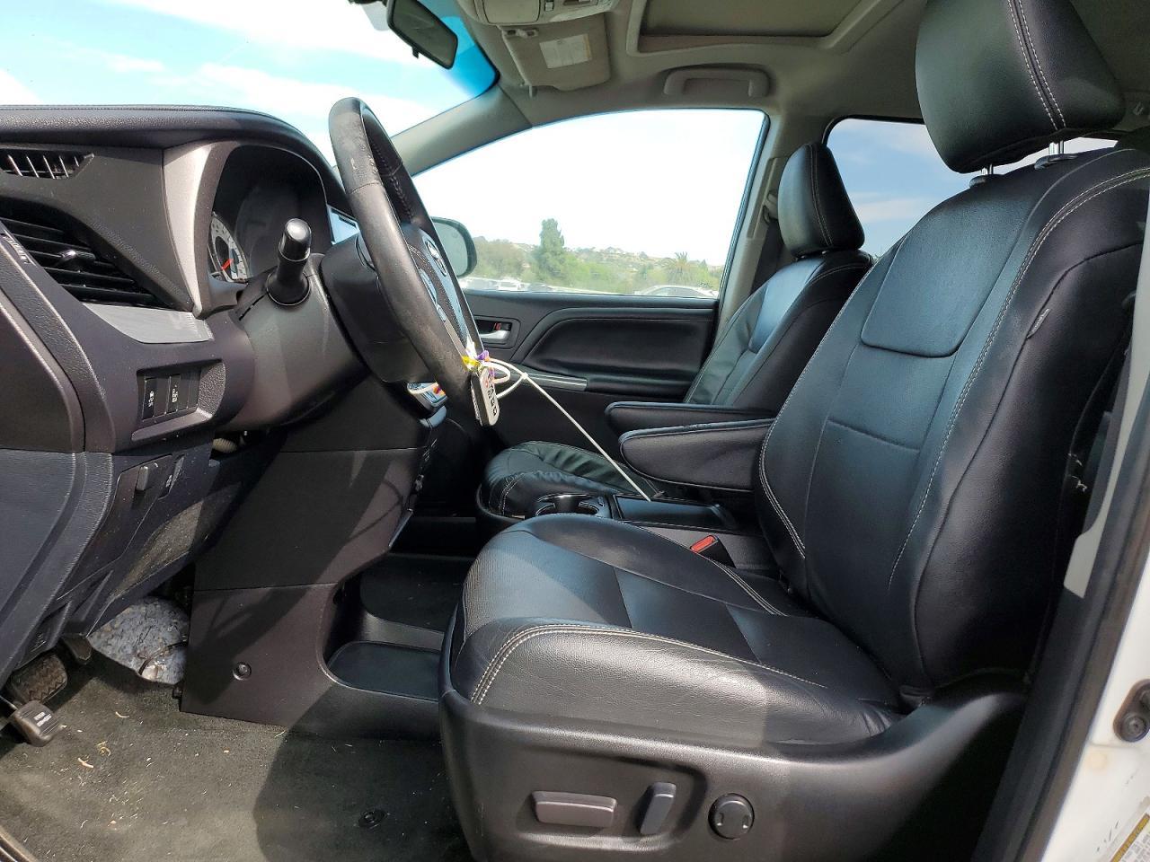 2016 Toyota Sienna Se - Фото 7