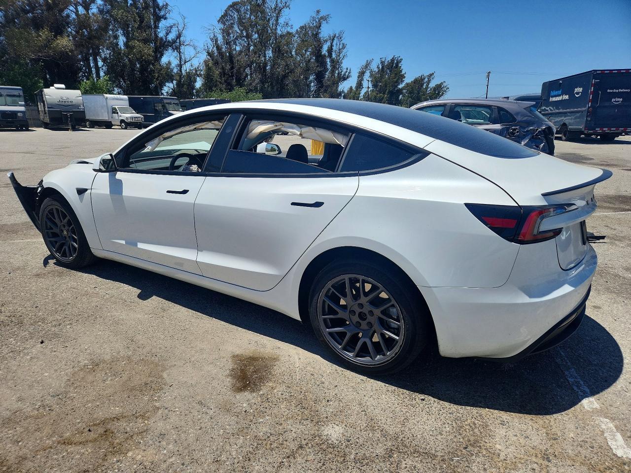 2025 Tesla Model 3 - Фото 2