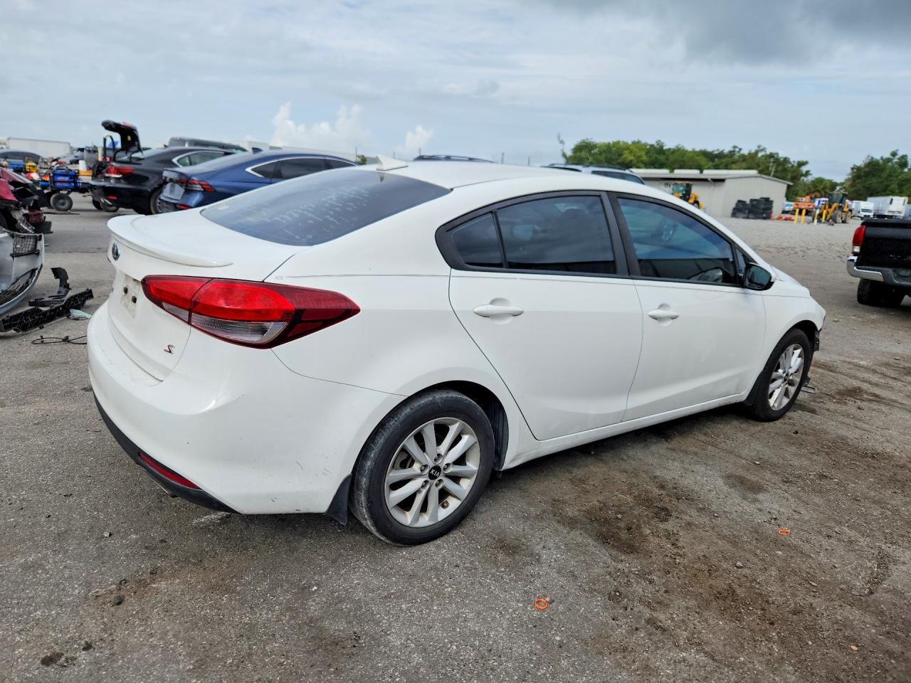2017 Kia Forte S - Фото 3
