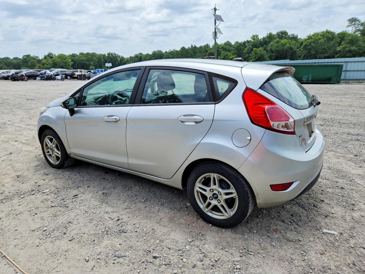 2019 Ford Fiesta Se - Image 2