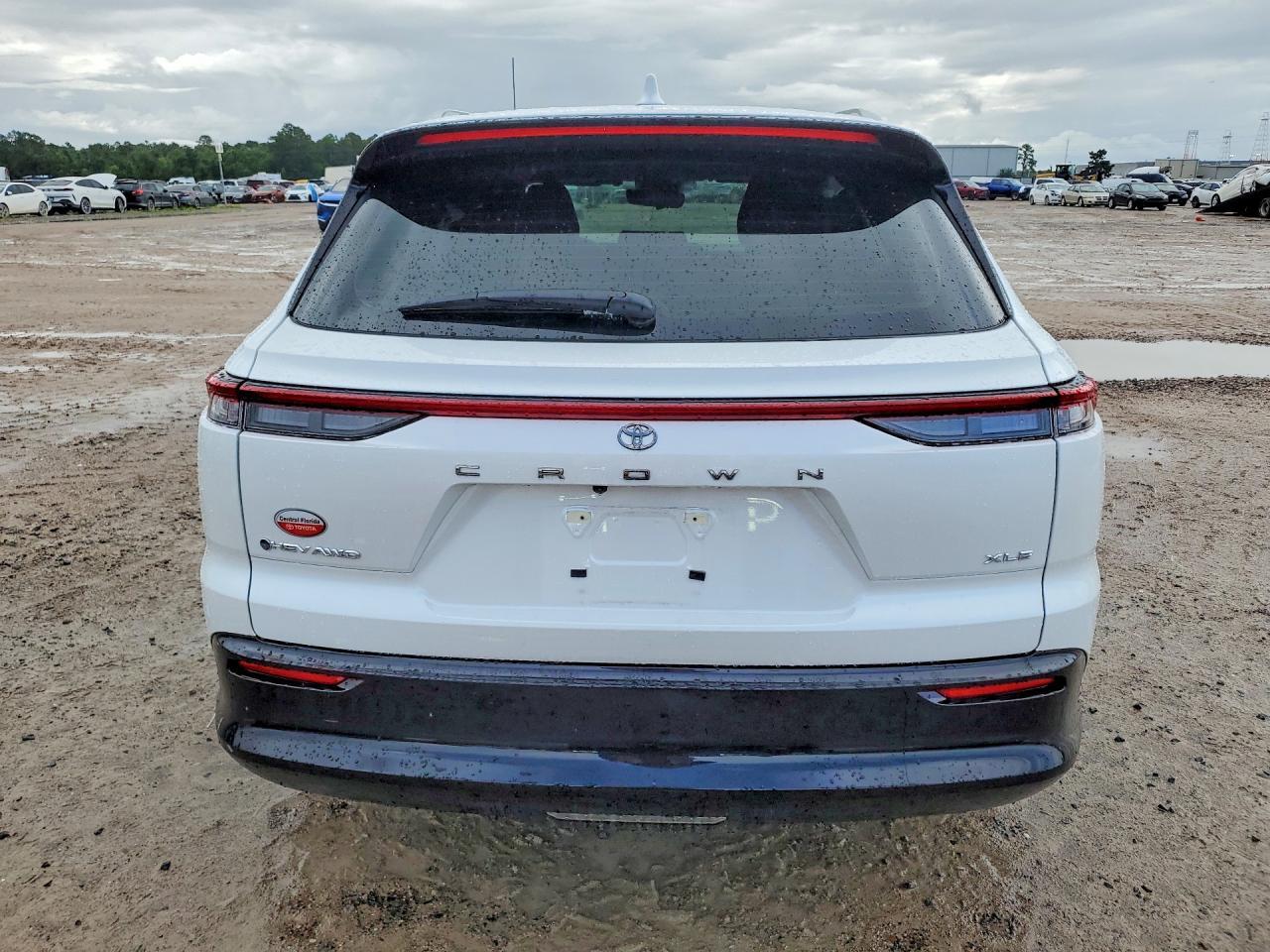 2026 Toyota Crown Signia Xle - Image 6