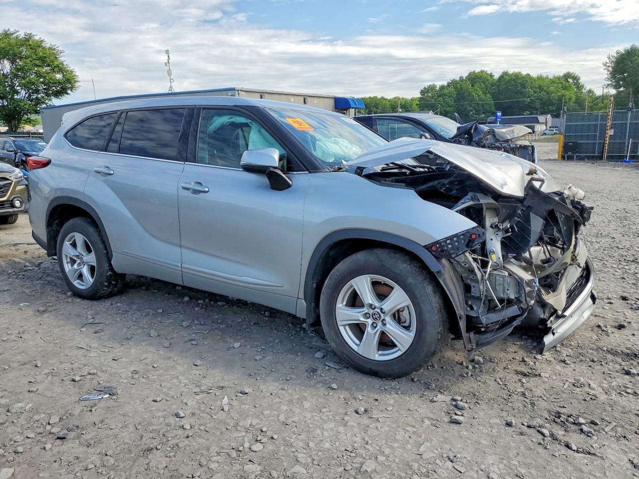 2022 Toyota Highlander Le - Image 4