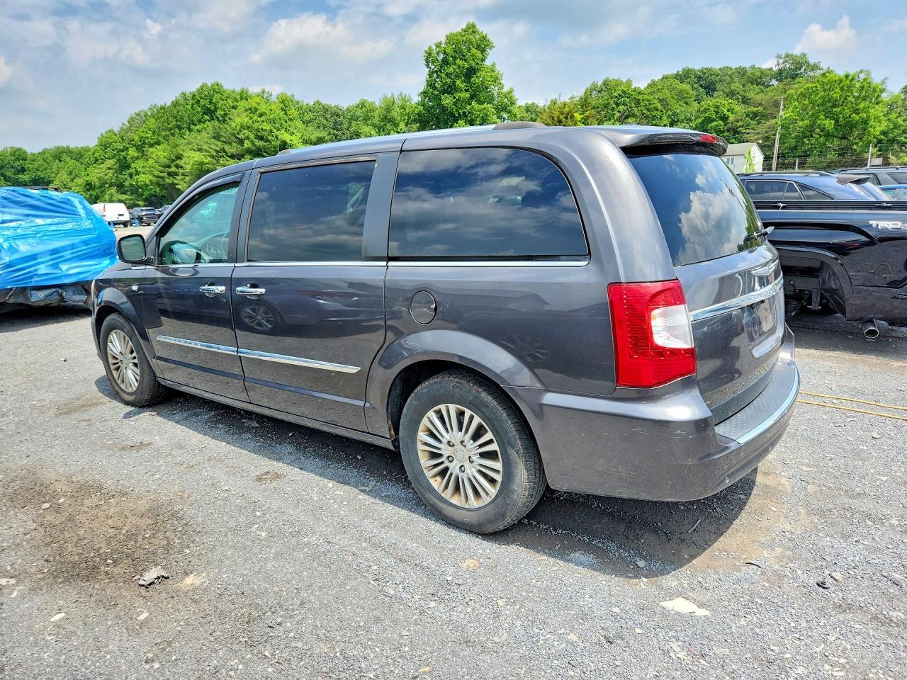 2014 Chrysler Town & Country Touring L - Image 2