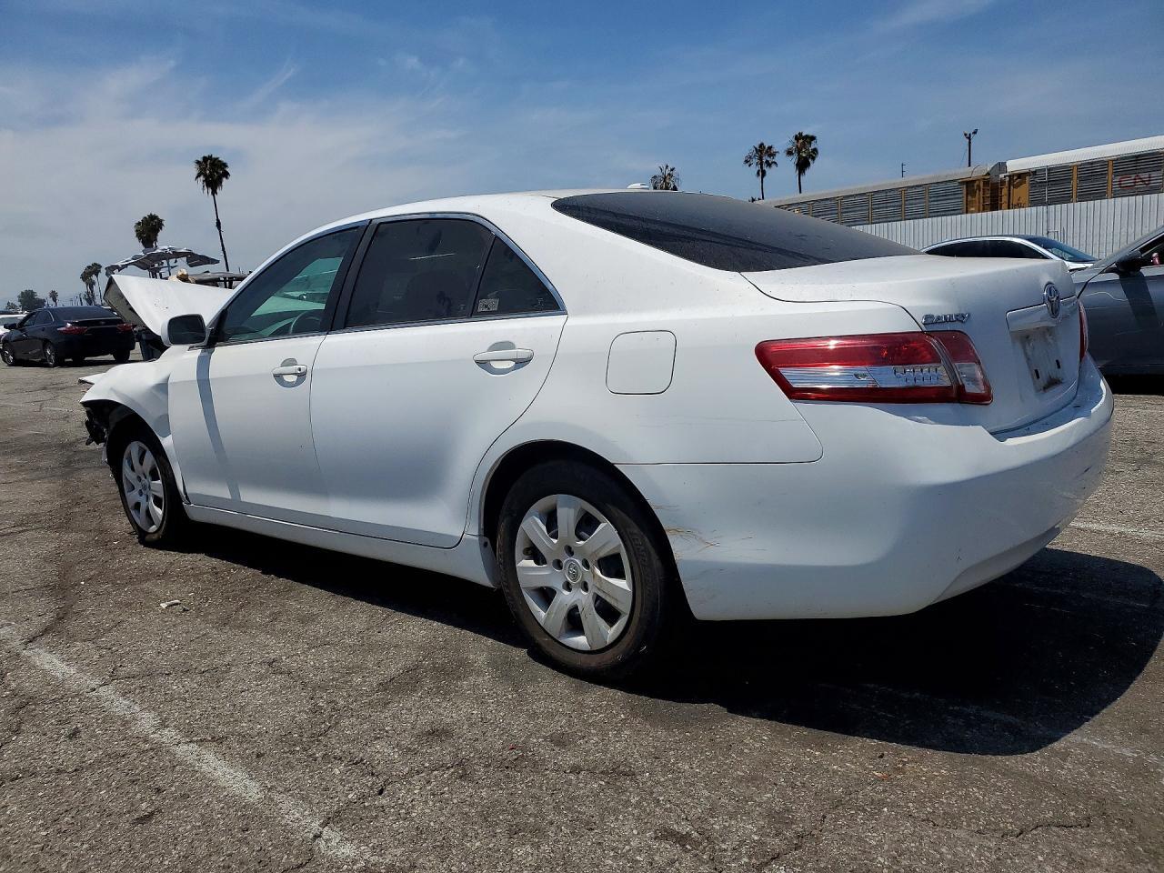 2011 Toyota Camry Le - Фото 2
