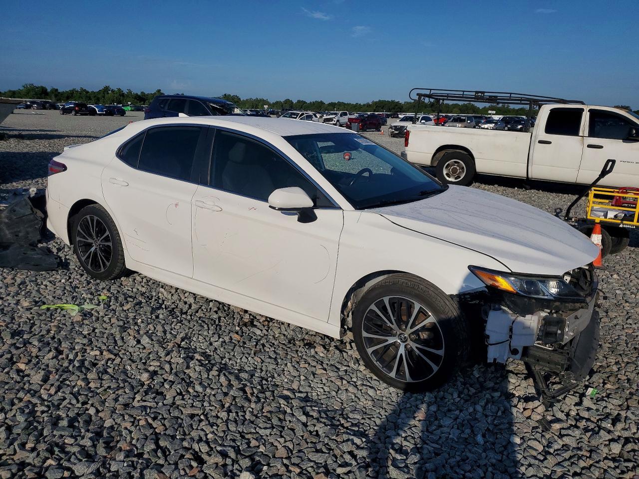 2020 Toyota Camry Se - Фото 4