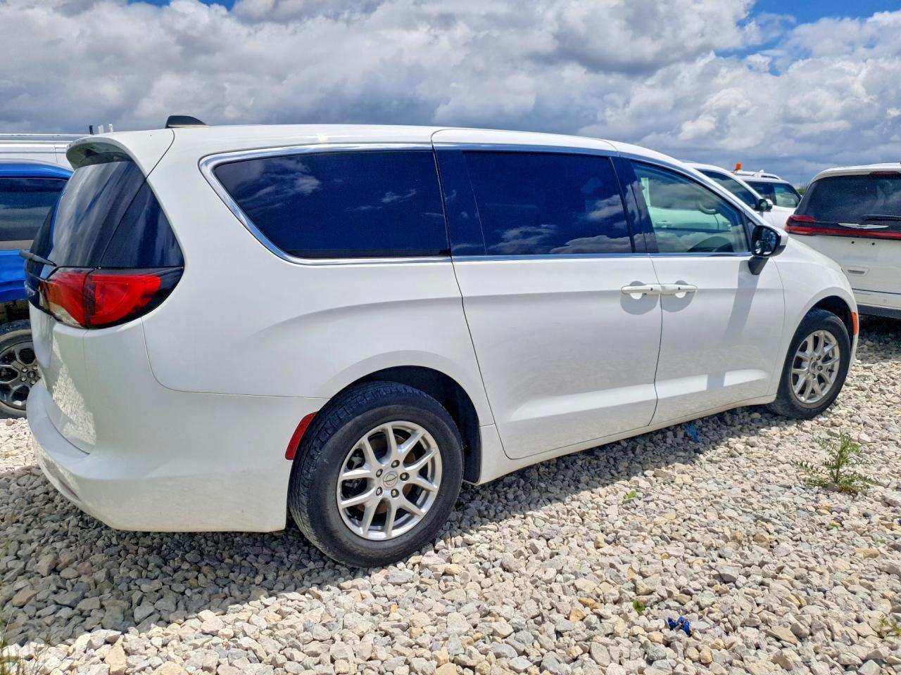 2023 Chrysler Voyager Lx - Фото 3