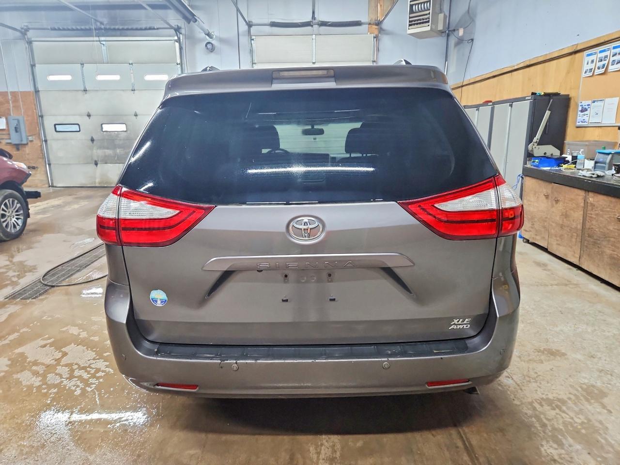2017 Toyota Sienna Xle 7-Passenger - Image 6