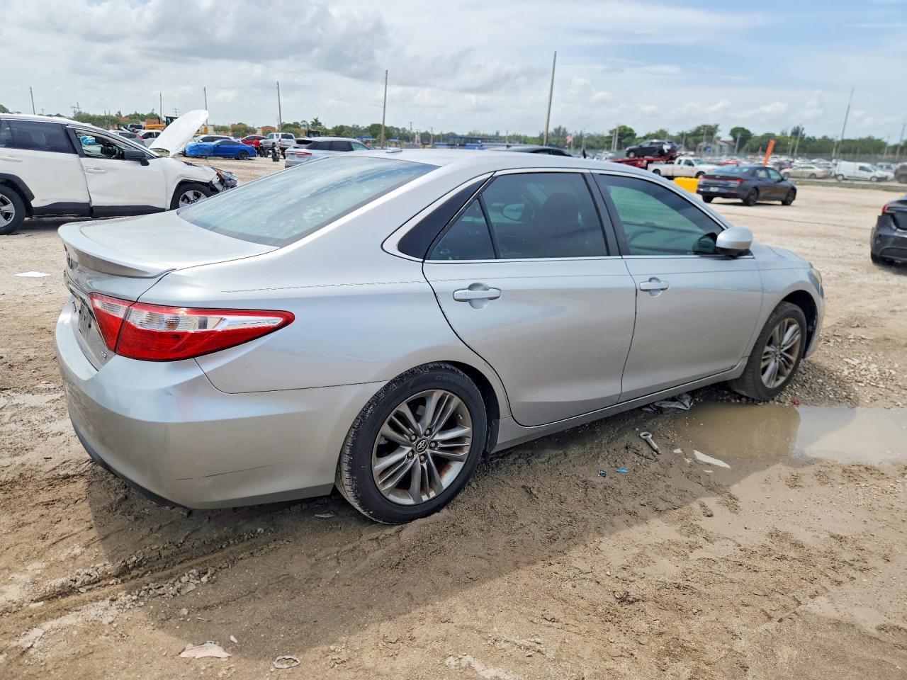 2016 Toyota Camry Se - Image 3