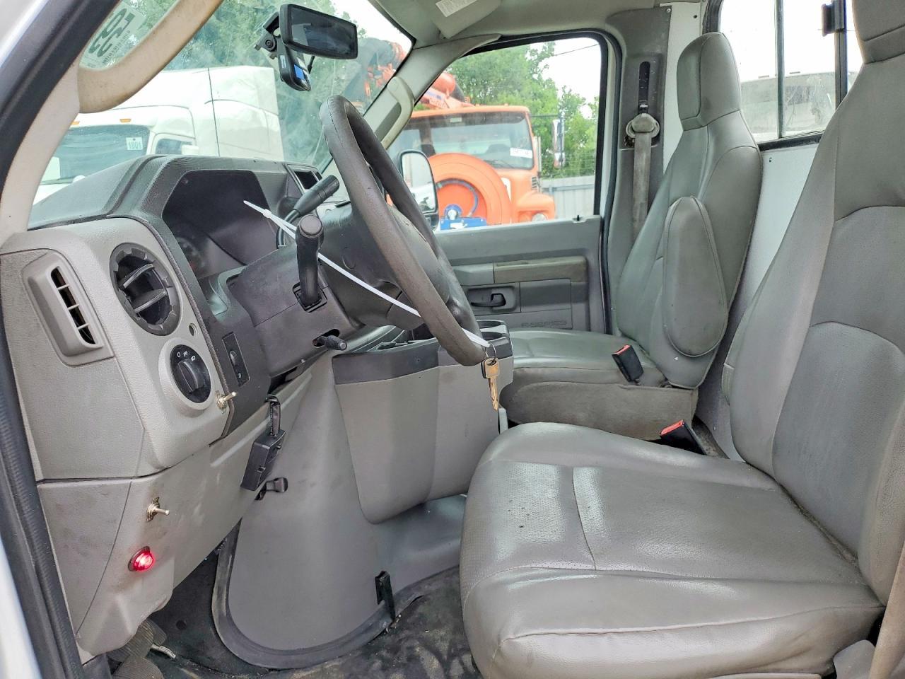 2017 Ford Econoline E450 Super Duty Cutaway Van - Фото 7