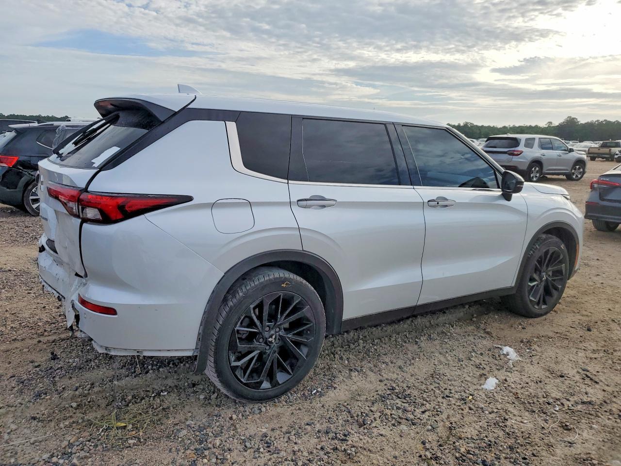 2022 Mitsubishi Outlander Se - Фото 3