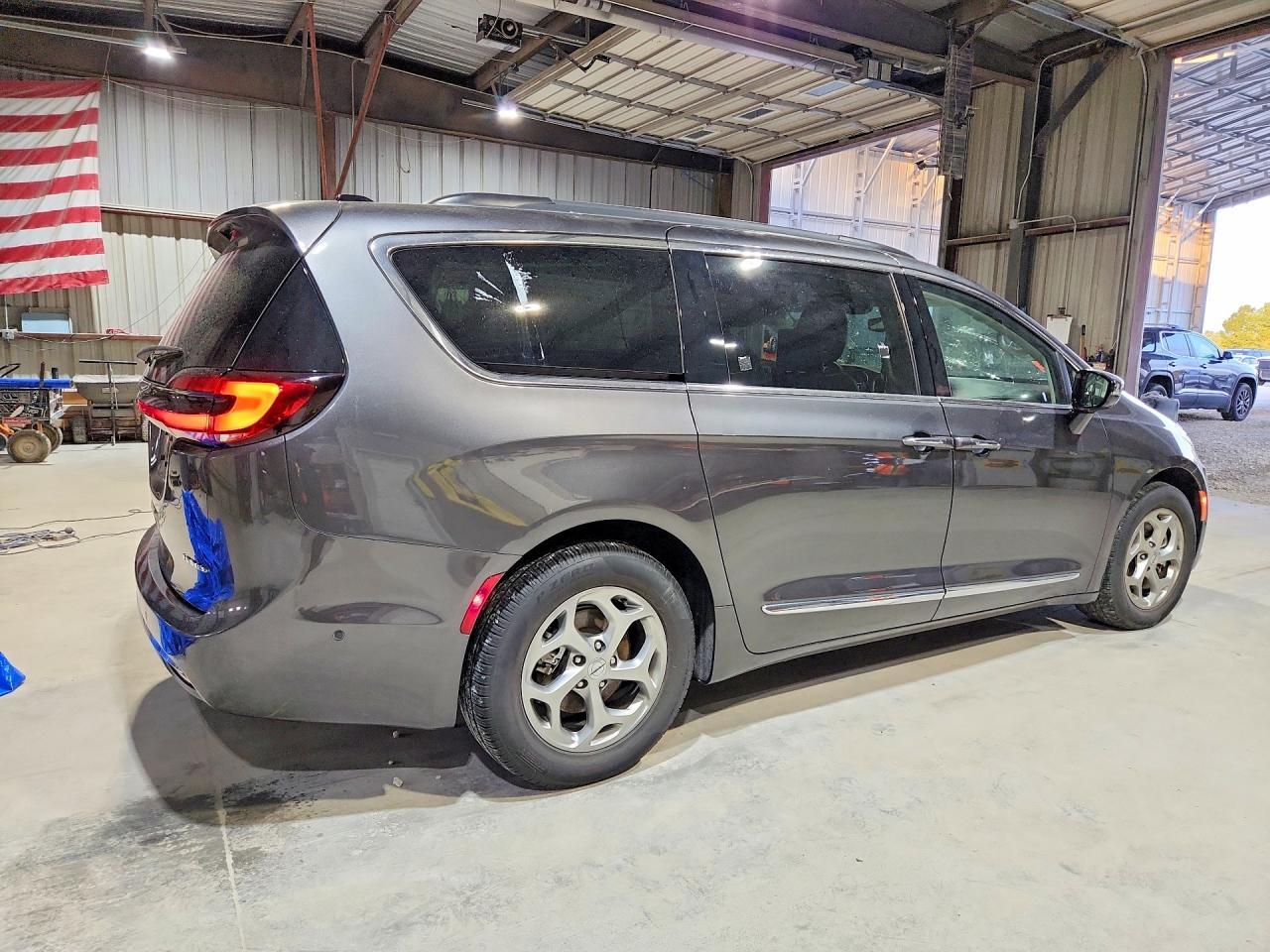 2023 Chrysler Pacifica Limited - Image 3