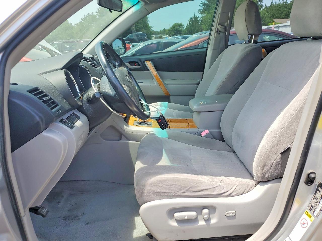 2010 Toyota Highlander Hybrid - Image 7