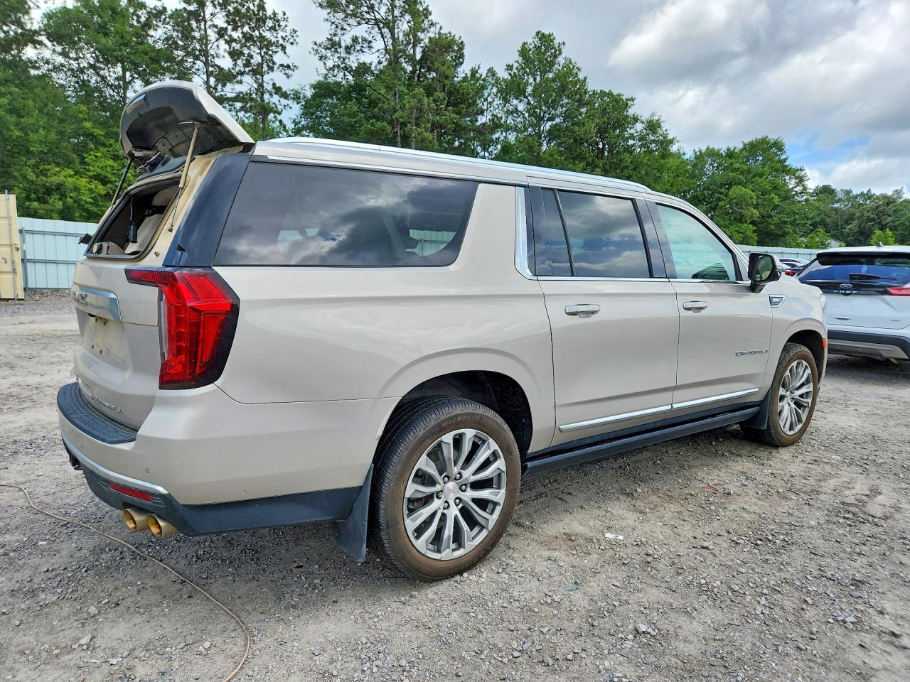 2022 GMC Yukon Xl Denali - Image 3
