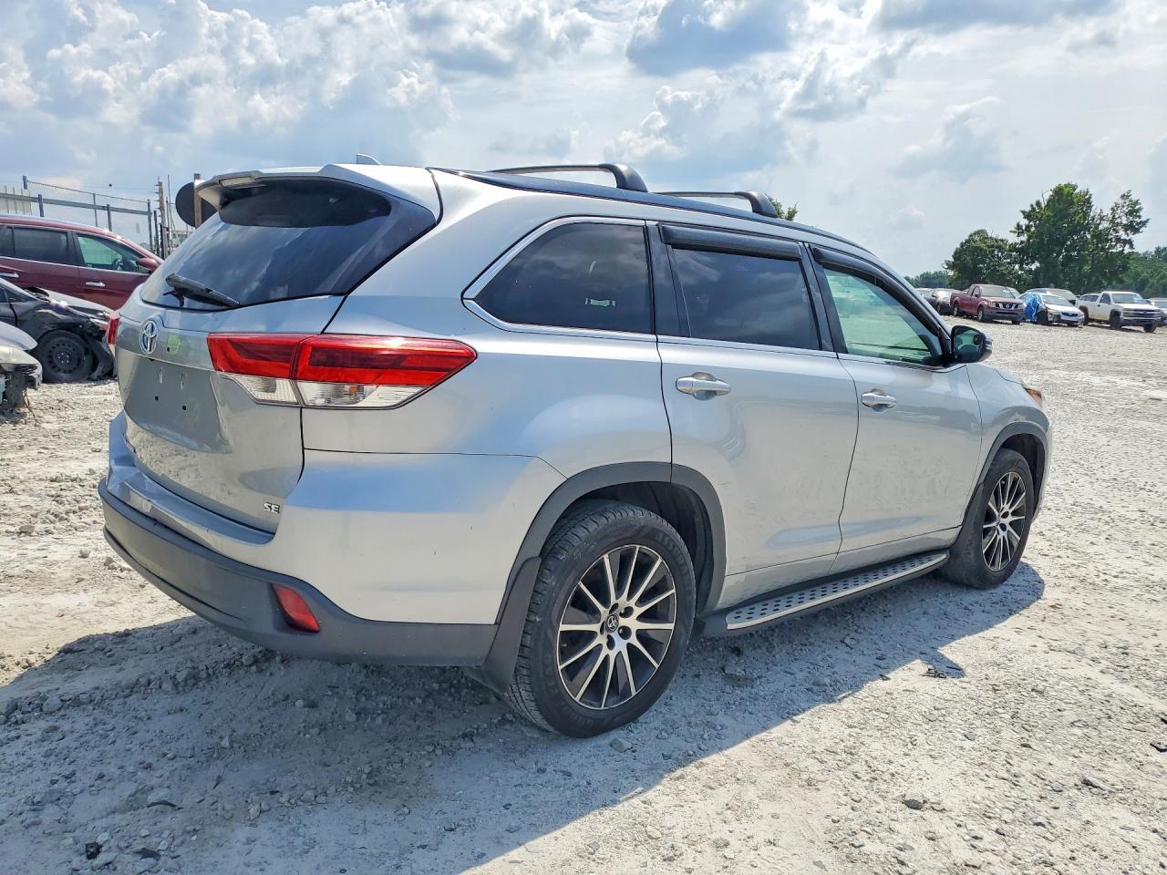 2017 Toyota Highlander Se - Фото 3