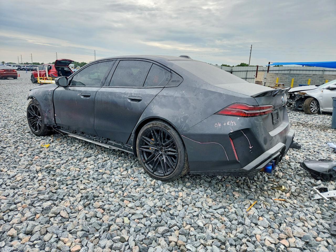 2025 BMW M5 - Фото 2