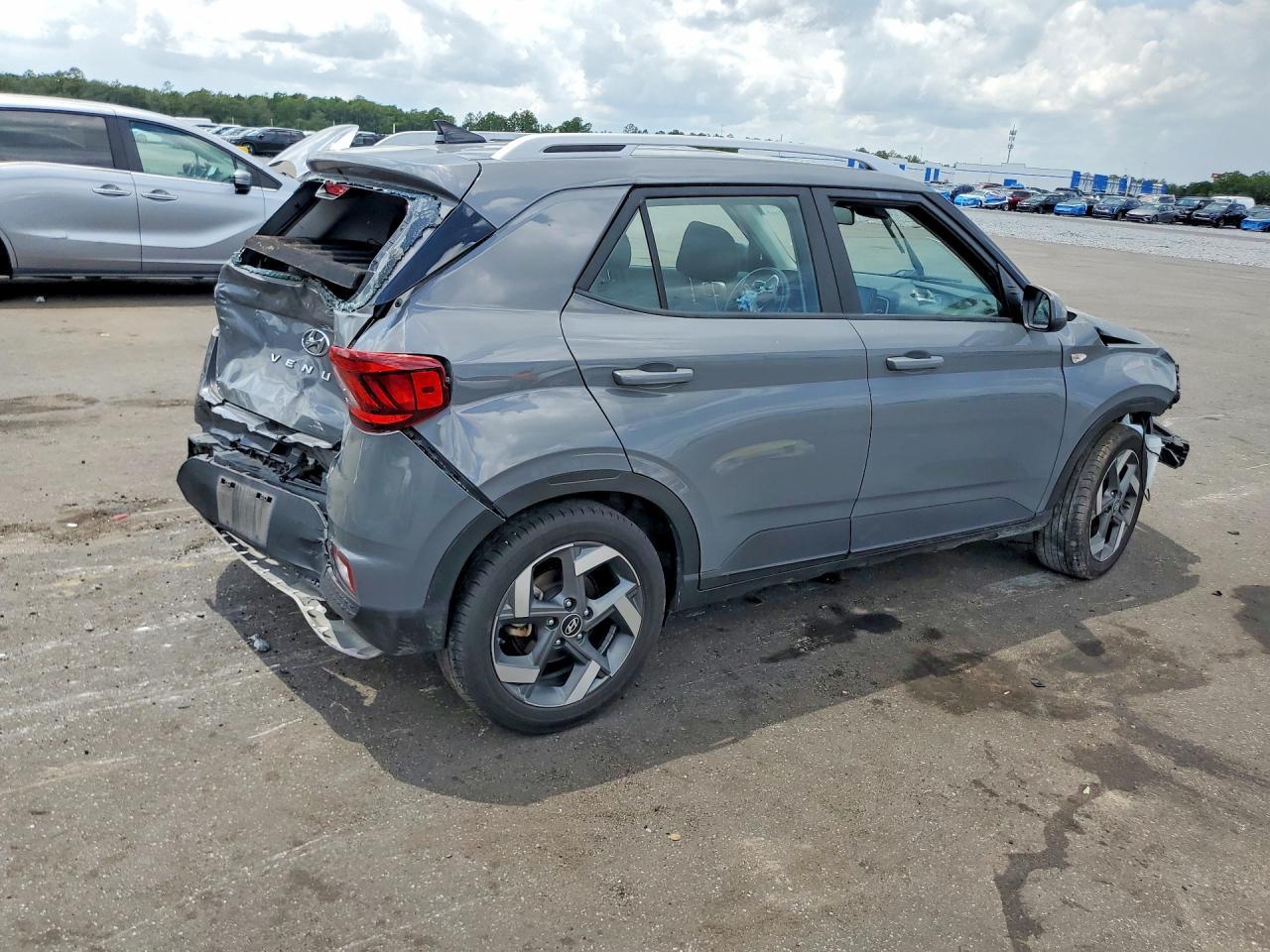 2022 Hyundai Venue Sel - Image 3