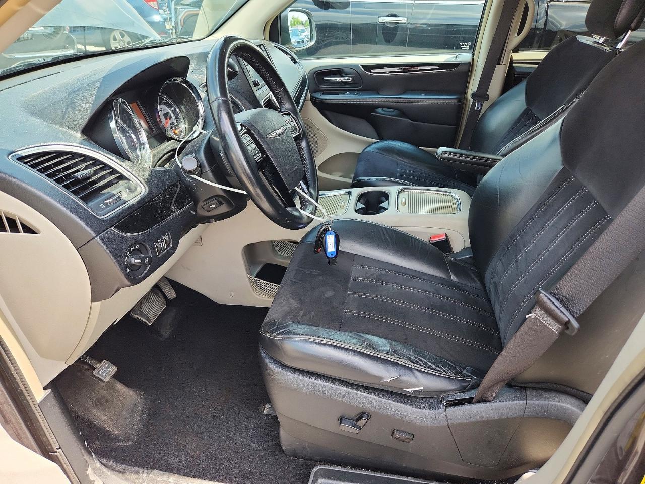 2014 Chrysler Town & Country Touring L - Image 7