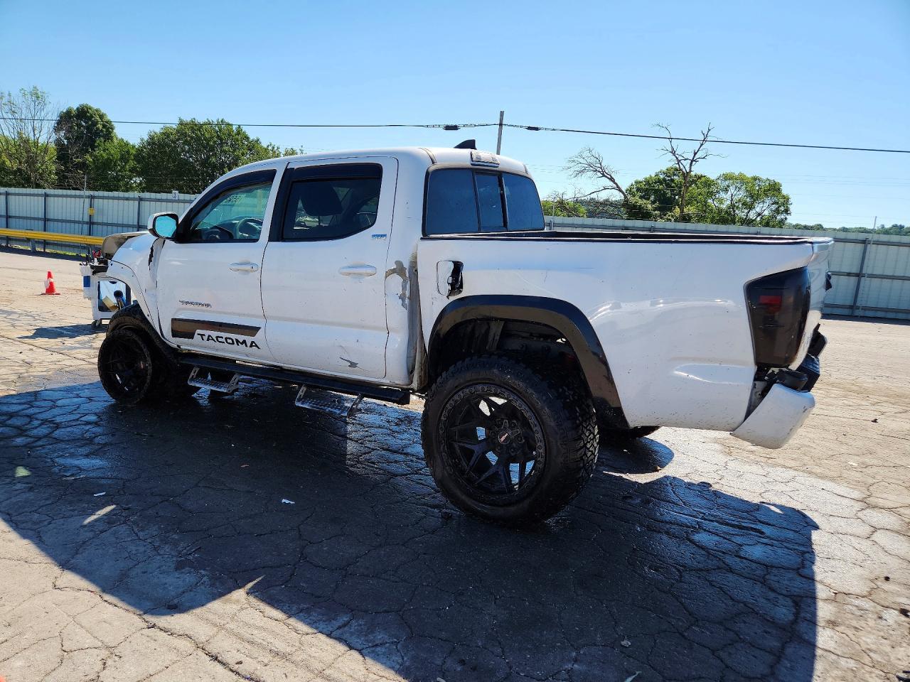 2017 Toyota Tacoma Sr5 V6 - Image 2