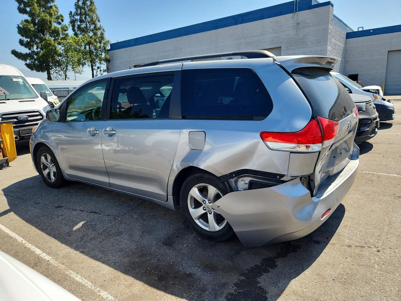 2012 Toyota Sienna Le - Image 2