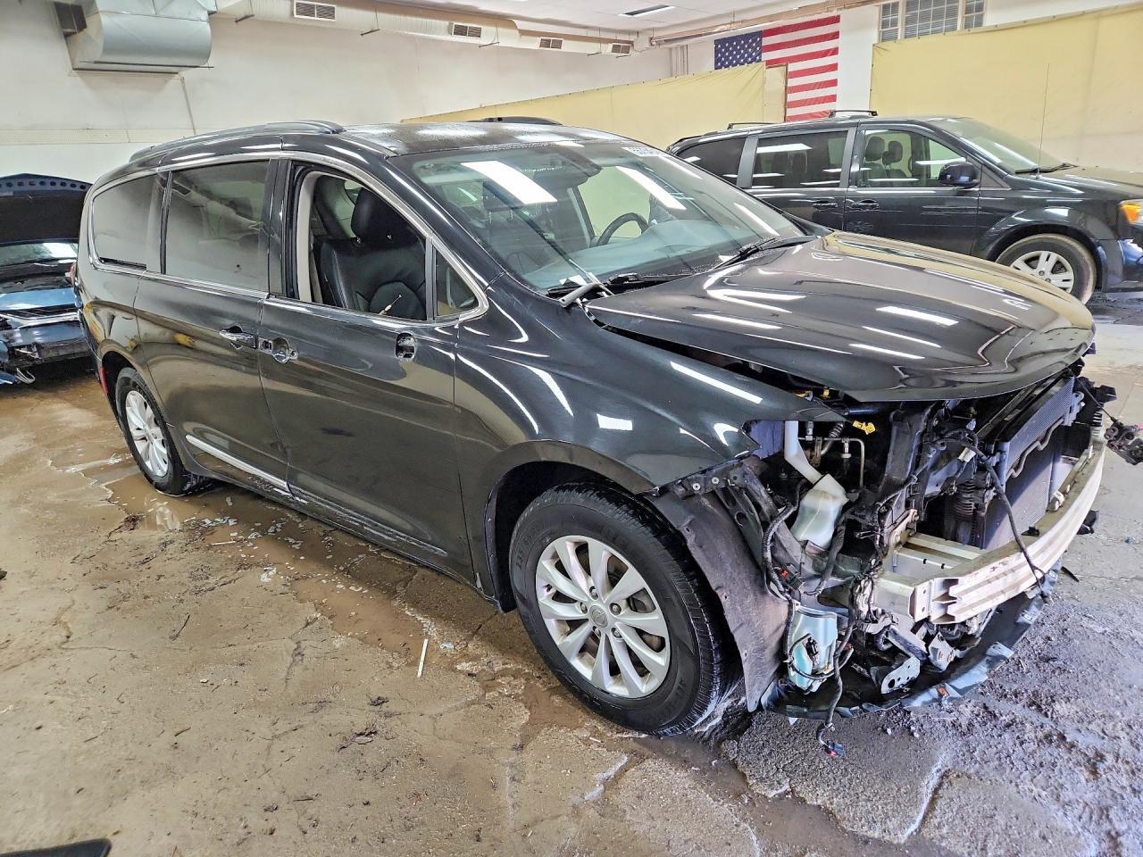 2017 Chrysler Pacifica Touring L - Image 4