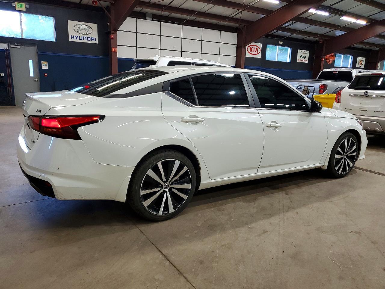 2021 Nissan Altima Sr - Фото 3