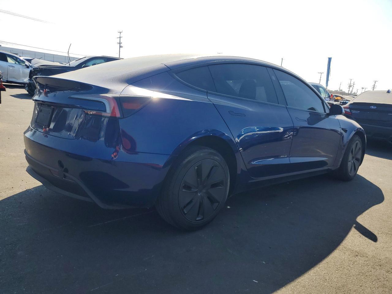 2026 Tesla Model 3 - Фото 3