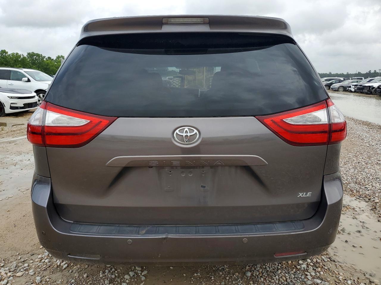 2017 Toyota Sienna Xle 8-Passenger - Фото 6