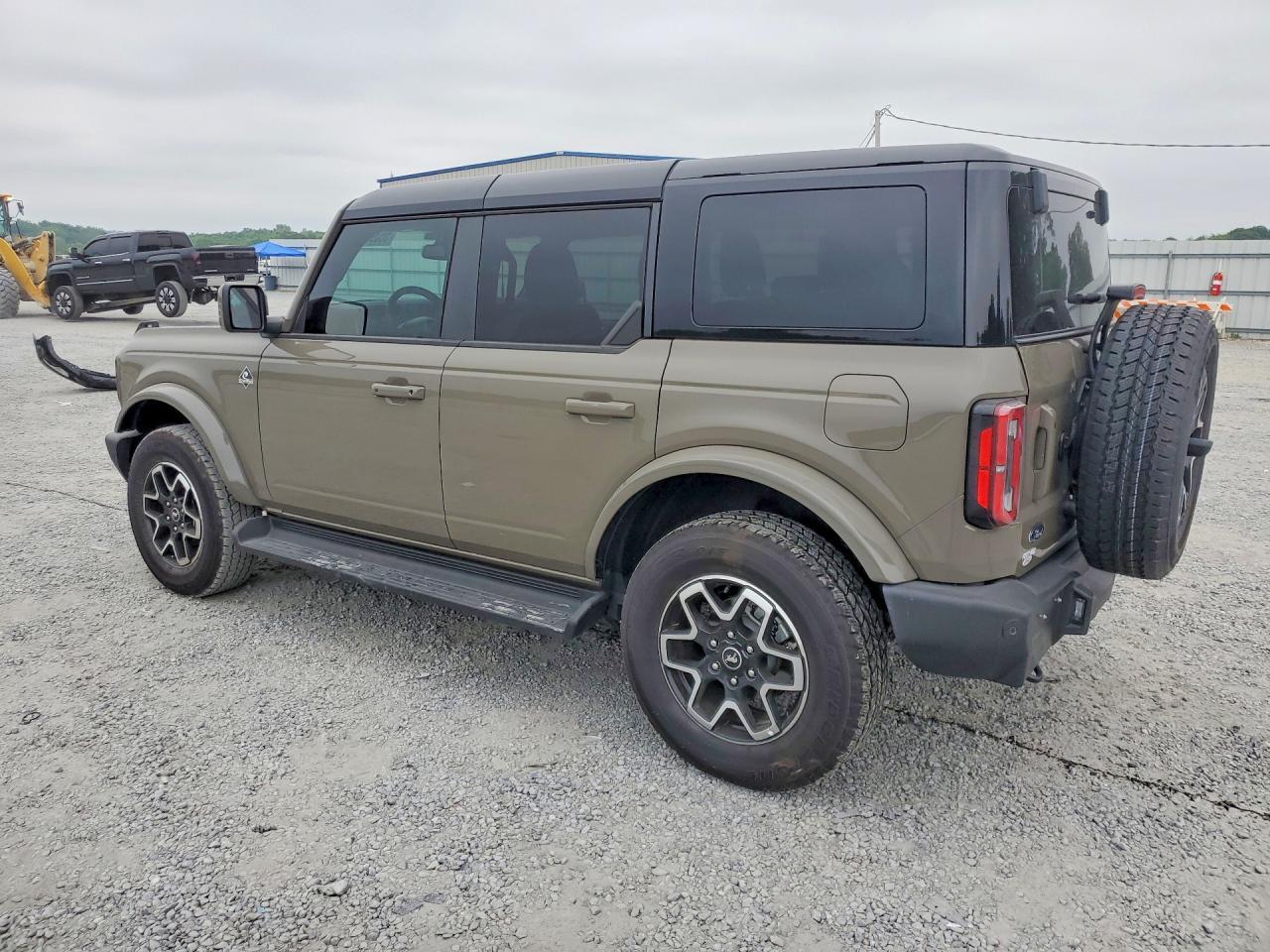 2025 Ford Bronco Outer Banks - Image 2