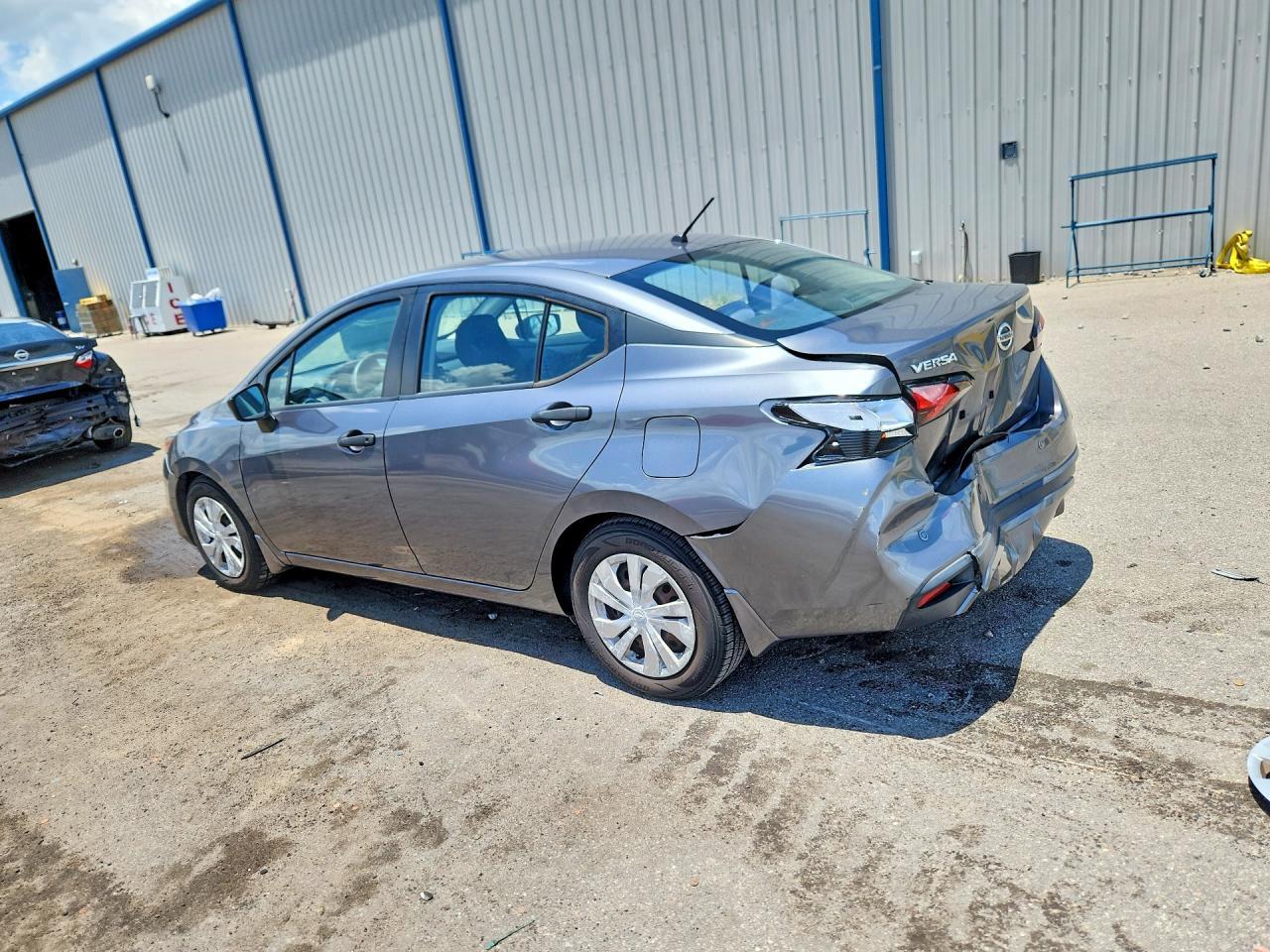 2020 Nissan Versa S - Фото 2