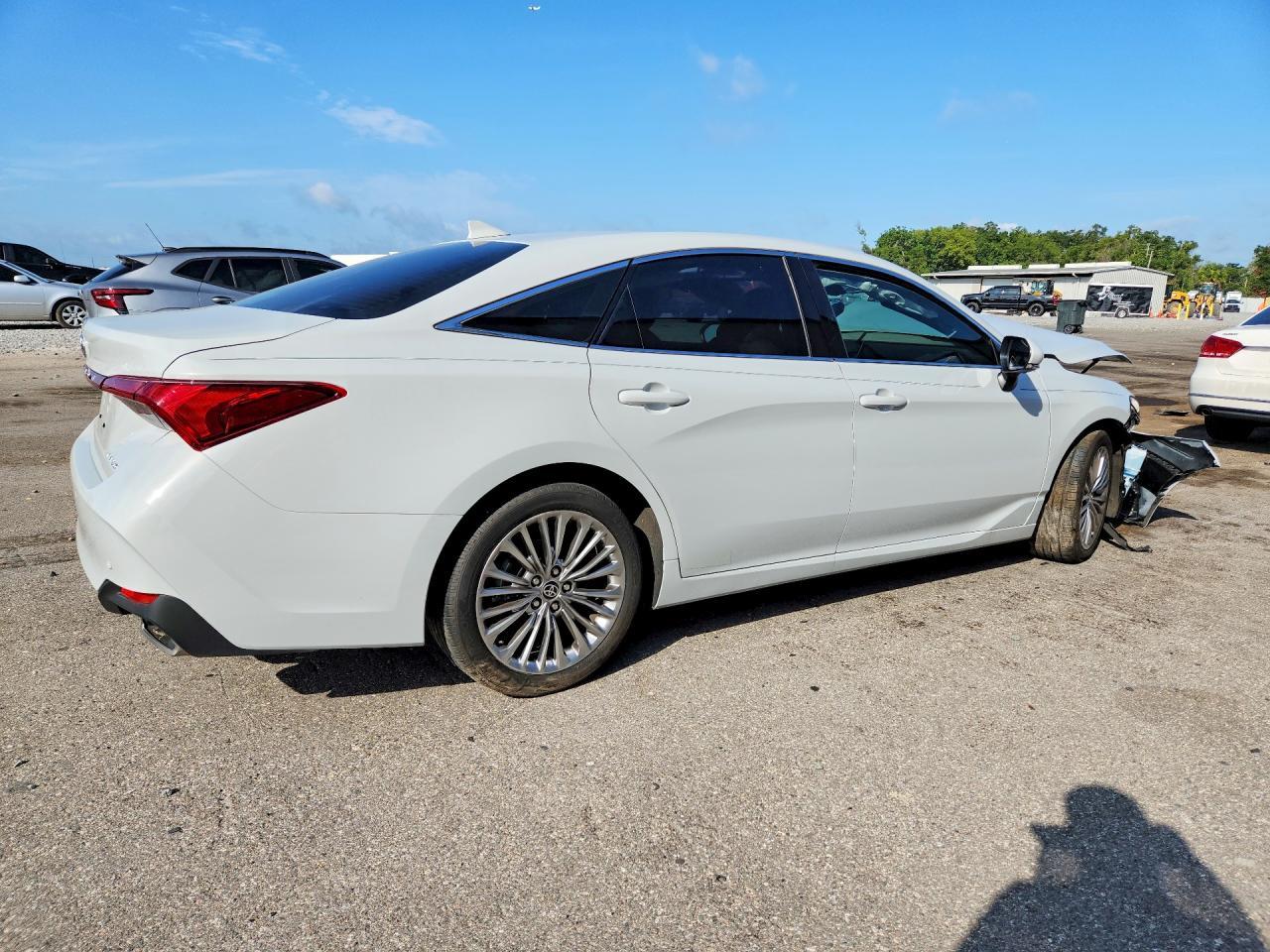 2022 Toyota Avalon Limited - Фото 3