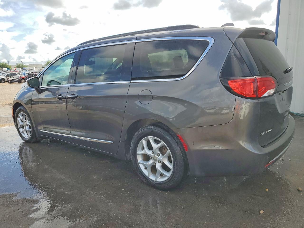 2017 Chrysler Pacifica Touring L - Image 2