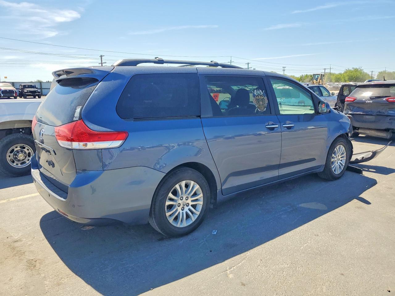2014 Toyota Sienna Xle 8-Passenger - Фото 3