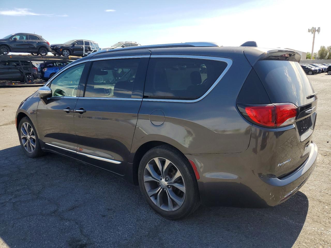 2018 Chrysler Pacifica Limited - Image 2