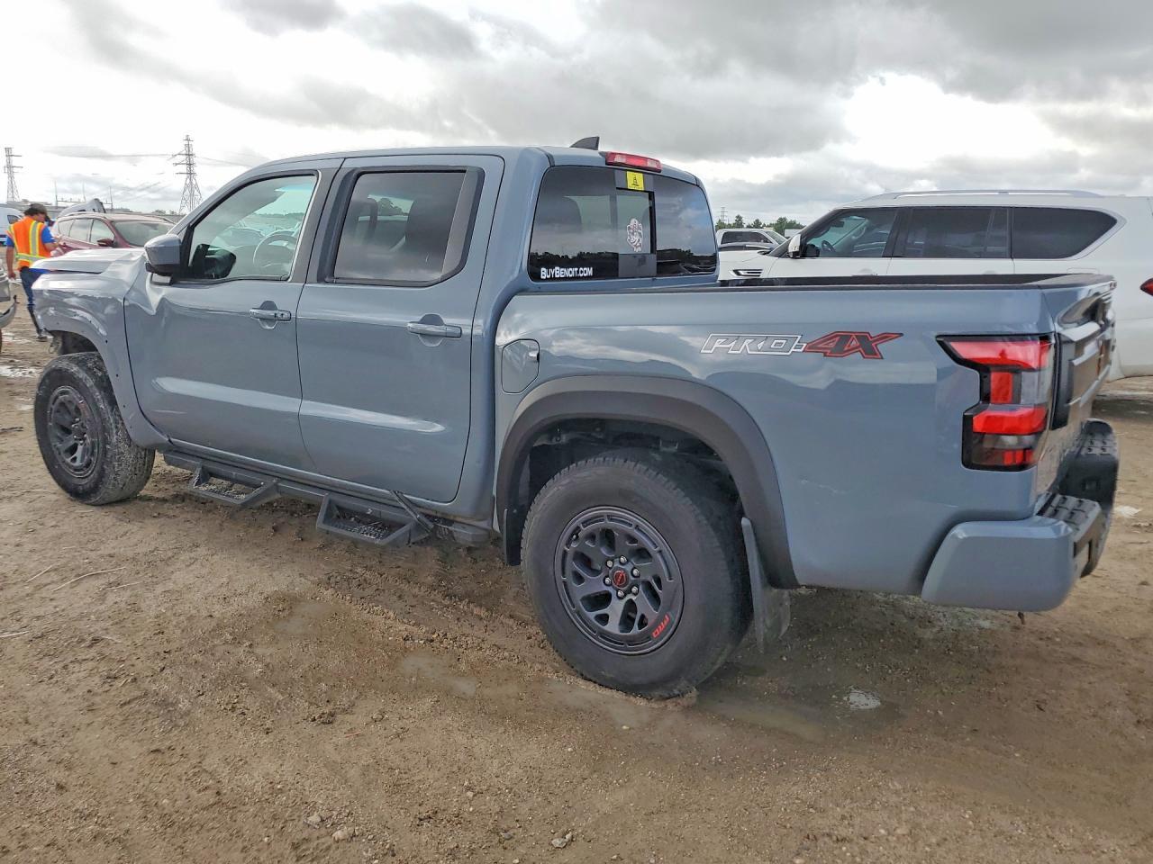 2025 Nissan Frontier Pro-4X - Фото 2