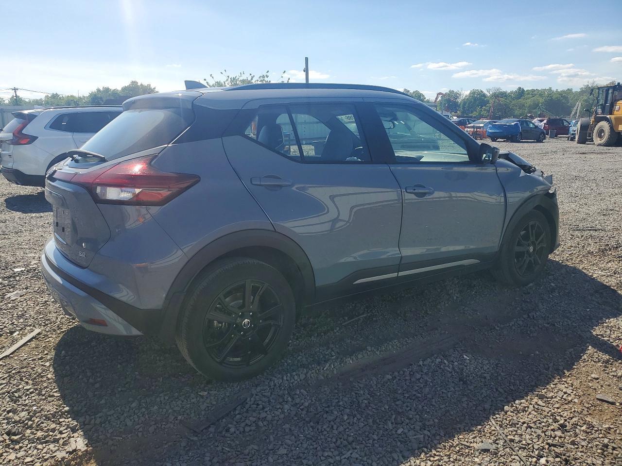 2023 Nissan Kicks Sr - Image 3