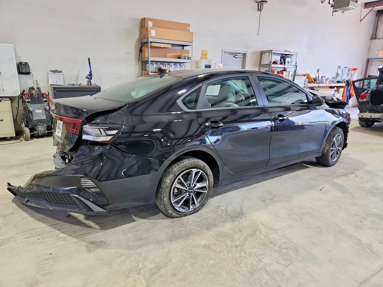 2023 Kia Forte Lxs - Image 3