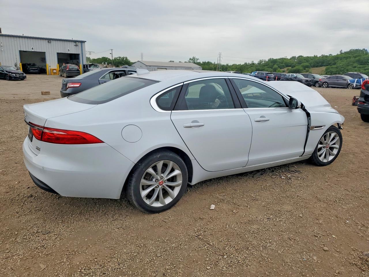 2017 Jaguar Xf Premium - Фото 3