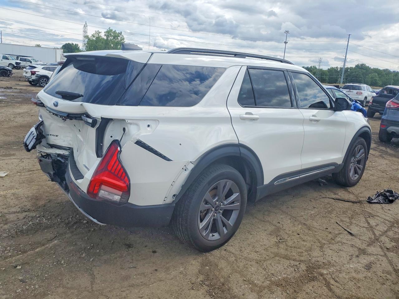 2025 Ford Explorer Active - Image 3
