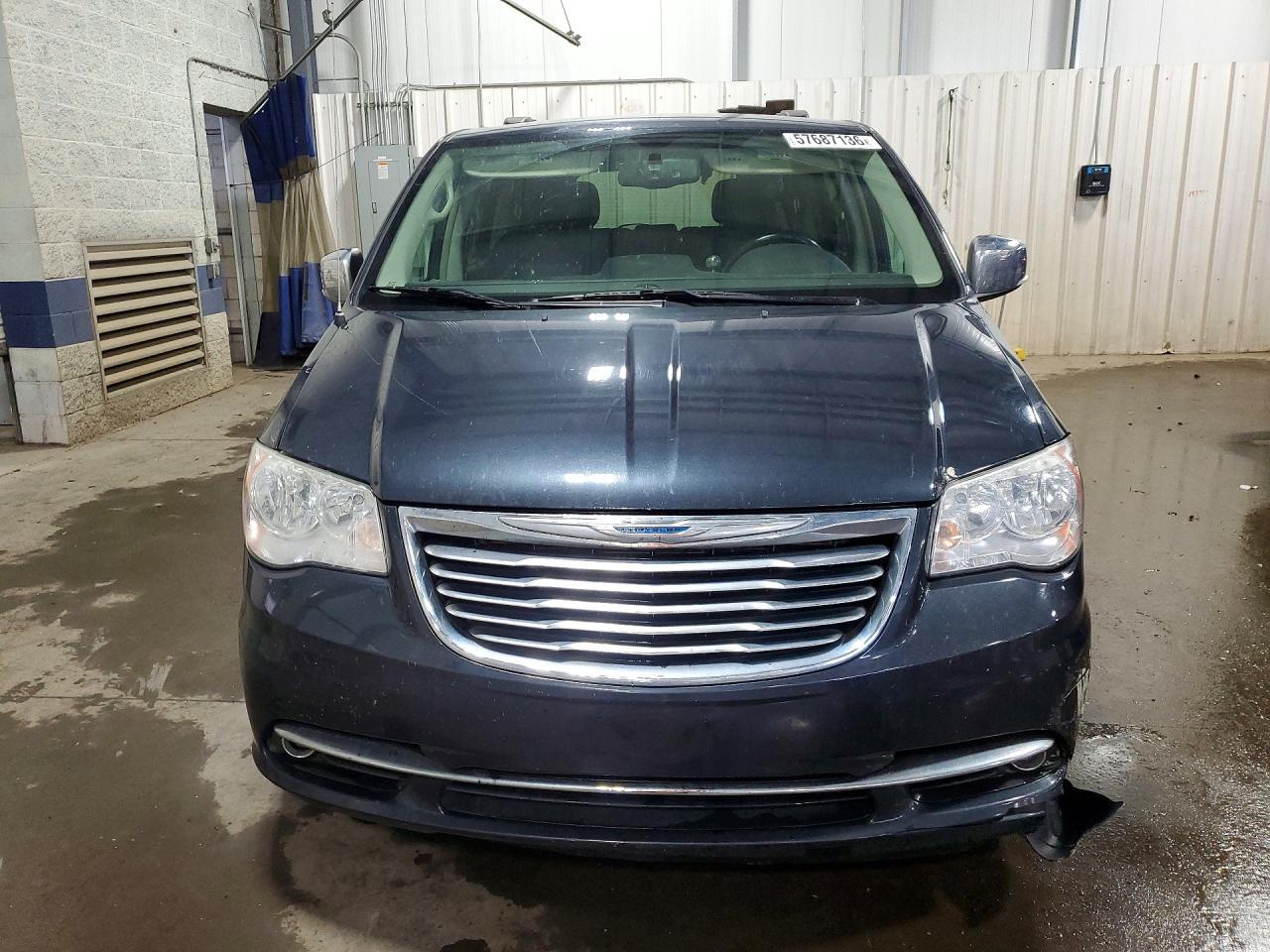 2014 Chrysler Town & Country Touring L - Image 5