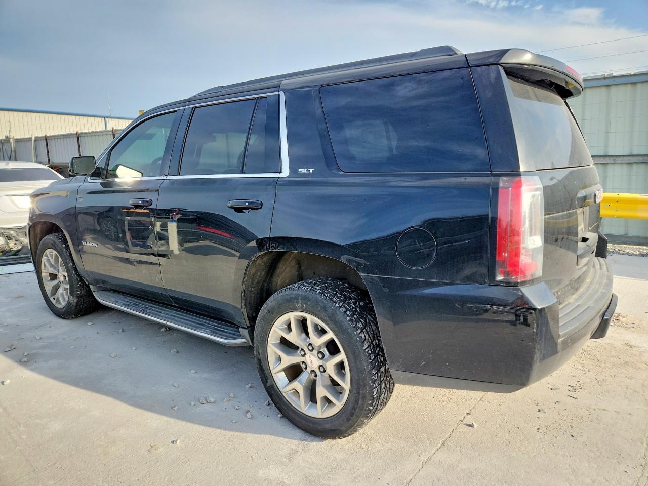 2016 GMC Yukon Slt - Image 2