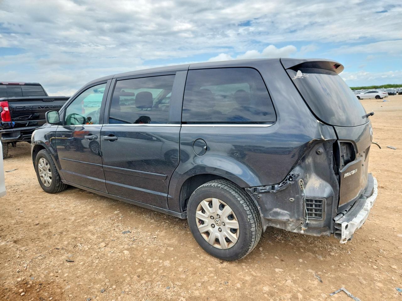 2012 Volkswagen Routan S - Фото 2