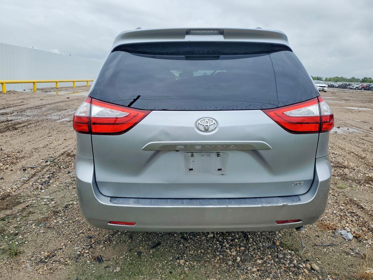 2015 Toyota Sienna Xle 8-Passenger - Image 6