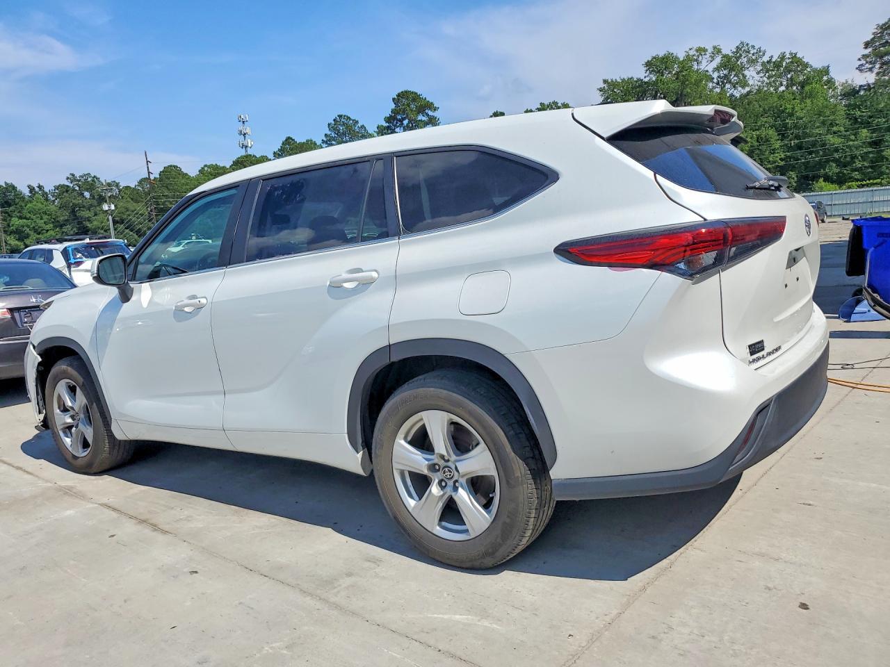 2023 Toyota Highlander Le - Image 2