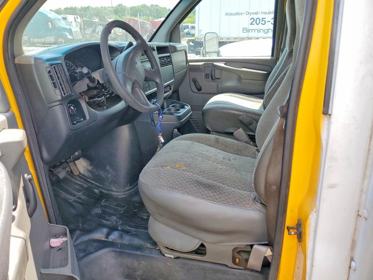 2003 GMC Savana Box Truck - Фото 7
