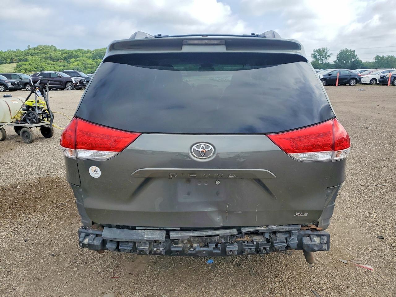 2013 Toyota Sienna Xle 8-Passenger - Фото 6